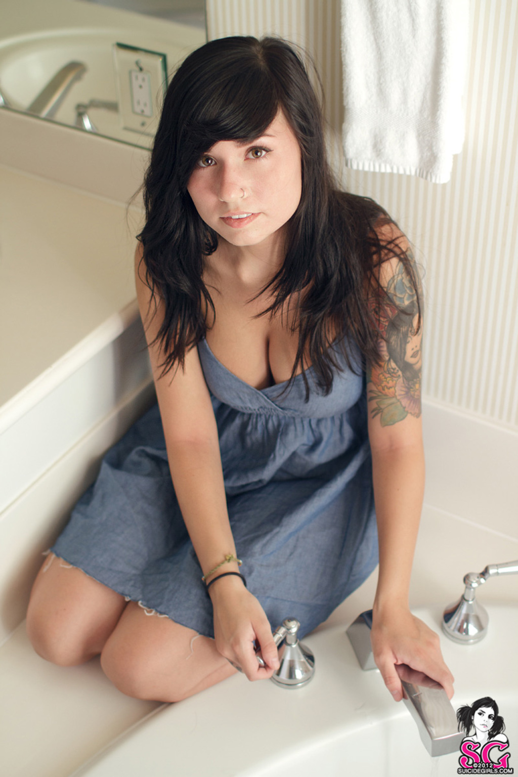 https://content3.bustybloom.com/suicidegirls.com/0223/00.jpg